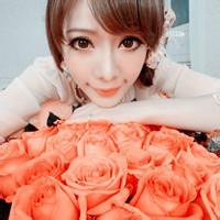 男生捧玫瑰花头像图片_WWW.WHOISQQ.COM