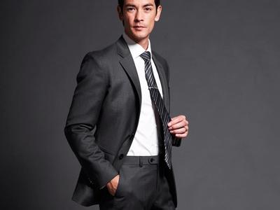 男生灰白西服头像图片_WWW.WHOISQQ.COM