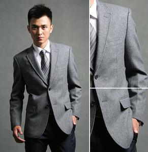 男生灰白西服头像图片_WWW.WHOISQQ.COM