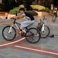 qq男生穿荧光鞋头像图片_WWW.WHOISQQ.COM