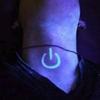 qq男生穿荧光鞋头像图片_WWW.WHOISQQ.COM