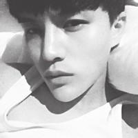 好看的男生灰色头像图片_WWW.WHOISQQ.COM