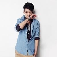 qq男生靠墙头像图片_WWW.WHOISQQ.COM
