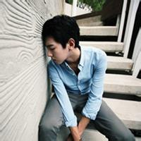 qq男生靠墙头像图片_WWW.WHOISQQ.COM