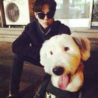 欧美男生捧花头像图片图_WWW.WHOISQQ.COM