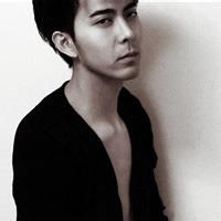 阴暗男生头像图片_WWW.WHOISQQ.COM