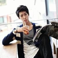 男生休闲头像图片_WWW.WHOISQQ.COM