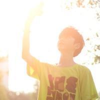 太阳背景男生qq头像图片_WWW.WHOISQQ.COM