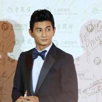 打领结的男生头像图片_WWW.WHOISQQ.COM