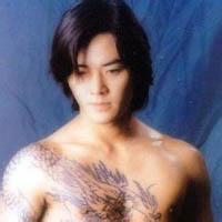 qq霸道男生头像图片拿枪_WWW.WHOISQQ.COM