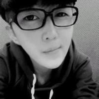 头像图片男生靠窗_WWW.WHOISQQ.COM