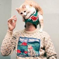 手里抱只狗男生头像图片_WWW.WHOISQQ.COM