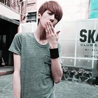 花短袖男生头像图片_WWW.WHOISQQ.COM