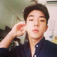 沉思男生头像图片_WWW.WHOISQQ.COM