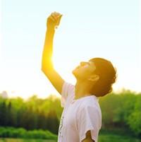 男生带有阳光的头像图片_WWW.WHOISQQ.COM