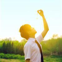 男生带有阳光的头像图片_WWW.WHOISQQ.COM