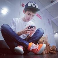那着手机的男生头像图片_WWW.WHOISQQ.COM