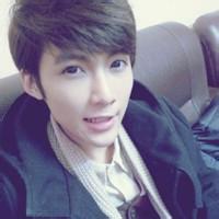 那着手机的男生头像图片_WWW.WHOISQQ.COM