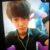 那着手机的男生头像图片_WWW.WHOISQQ.COM