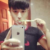 那着手机的男生头像图片_WWW.WHOISQQ.COM