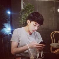 那着手机的男生头像图片_WWW.WHOISQQ.COM