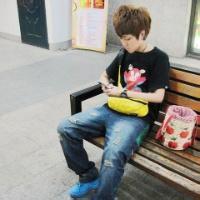 那着手机的男生头像图片_WWW.WHOISQQ.COM