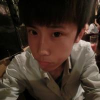 那着手机的男生头像图片_WWW.WHOISQQ.COM