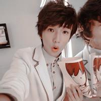 男生侧脸喝奶茶头像图片_WWW.WHOISQQ.COM