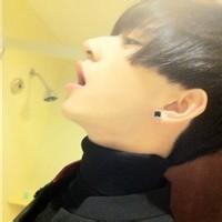 男生侧脸喝奶茶头像图片_WWW.WHOISQQ.COM