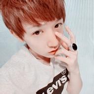 男生侧脸喝奶茶头像图片_WWW.WHOISQQ.COM