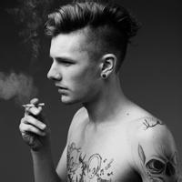 带纹身的男生qq头像图片_WWW.WHOISQQ.COM