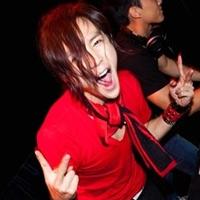 红色的男生qq头像图片_WWW.WHOISQQ.COM