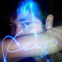 染蓝色头发男生头像图片_WWW.WHOISQQ.COM