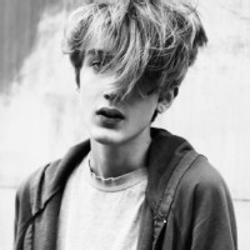 男生在哭的头像图片_WWW.WHOISQQ.COM