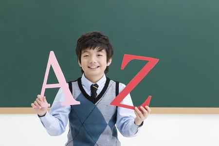 手拿书的男生头像图片_WWW.WHOISQQ.COM