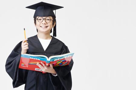 手拿书的男生头像图片_WWW.WHOISQQ.COM