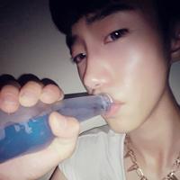 qq头像图片男生喝冰锐_WWW.WHOISQQ.COM