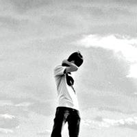 黑白背景头像图片男生_WWW.WHOISQQ.COM