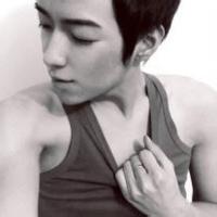 黑白背景头像图片男生_WWW.WHOISQQ.COM