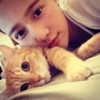 男生抱着猫咪头像图片_WWW.WHOISQQ.COM