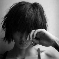 黑白色戴眼镜男生头像图片_WWW.WHOISQQ.COM