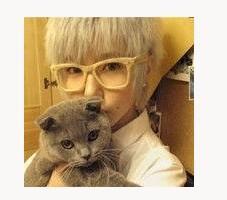 男生抱着猫咪头像图片_WWW.WHOISQQ.COM