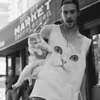 男生抱着猫咪头像图片_WWW.WHOISQQ.COM
