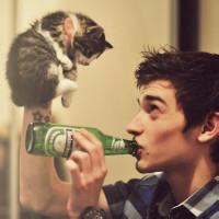 男生抱着猫咪头像图片_WWW.WHOISQQ.COM
