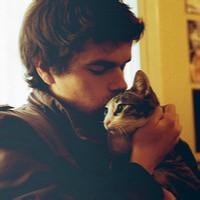 男生抱着猫咪头像图片_WWW.WHOISQQ.COM