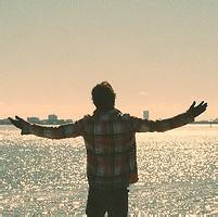 遥望天空的男生qq头像图片_WWW.WHOISQQ.COM