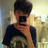 男生拿包头像图片_WWW.WHOISQQ.COM