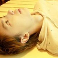 男生床上头像图片_WWW.WHOISQQ.COM