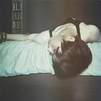 男生床上头像图片_WWW.WHOISQQ.COM