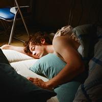 男生床上头像图片_WWW.WHOISQQ.COM